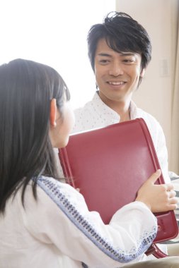 Sırt çantalı kız ve baba. 