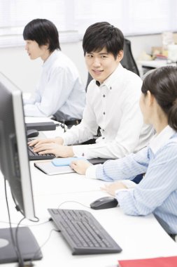 ofiste çalışan genç insanlar