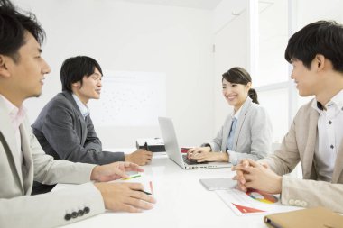 Ofiste çalışan iş adamları.