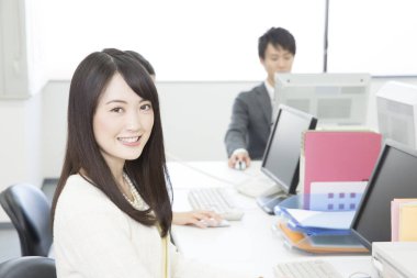 Ofiste çalışan gençler. Japon ofis çalışanları