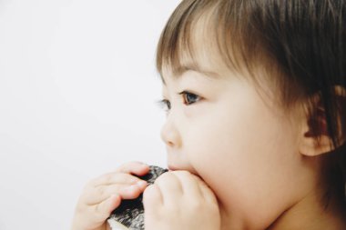 Sushi yiyen Asyalı kızı kapat.