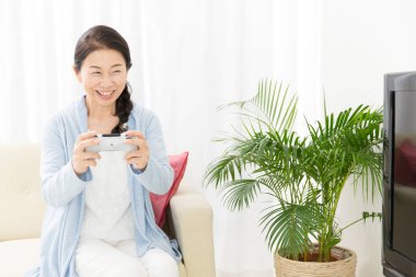 joystick 'li Asyalı kadın 