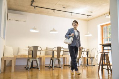 kafede duran genç kadın 