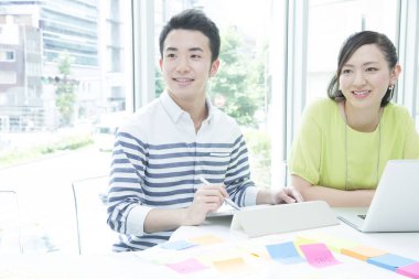 Genç Asyalı iş adamları ofiste çalışıyor.