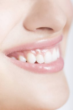 Kadın ağzı ve dişlerinin yakın çekimi..