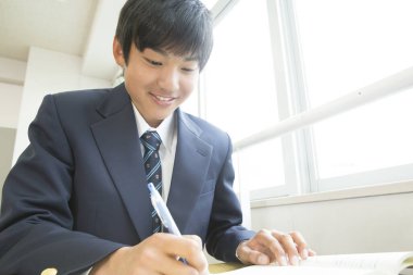 Sınıfta okuyan Japon öğrencinin portresi.