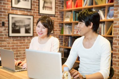 Modern ofiste birlikte çalışan iki genç iş adamı.