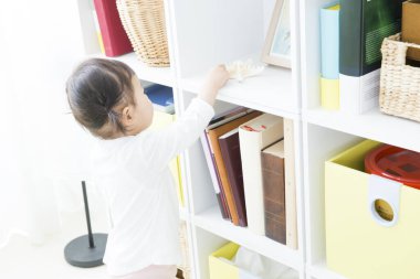 Kitaplarla oynayan tatlı kız.