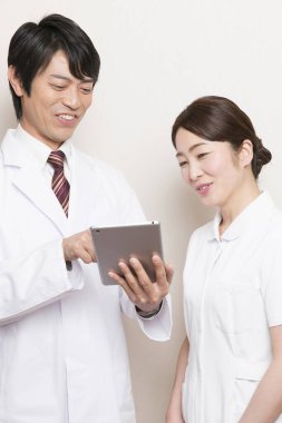 Tablet PC ile çalışan Asyalı tıbbi personel