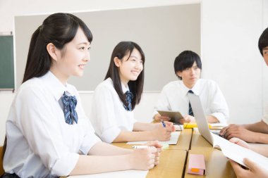Asyalı bir grup öğrenci birlikte okuyorlar.