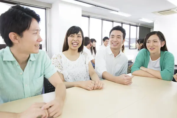 Ιάπωνες Φοιτητές Που Δουλεύουν Ομαδικά Κατά Διάρκεια Του Μαθήματος Έννοια — Φωτογραφία Αρχείου