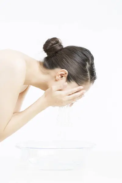 Junge Asiatin Wäscht Gesicht Mit Wasser — Stockfoto