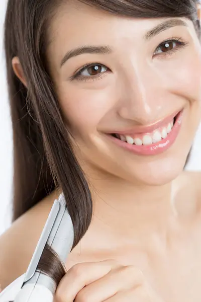 Mooie Japanse Vrouw Krullen Lang Haar Met Behulp Van Krultang — Stockfoto