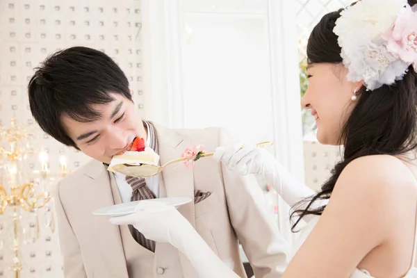 Schöne Glückliche Junge Hochzeitspaar Genießen Hochzeitstorte Zusammen — Stockfoto