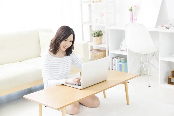 Leende Asiatisk Kvinna Som Använder Laptop Hemma — Stockfoto