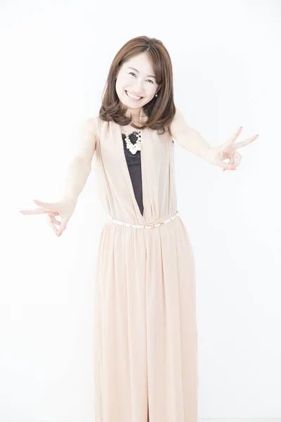 Portret Van Mooie Japanse Vrouw Tonen Overwinning Gebaar Witte Achtergrond — Stockfoto