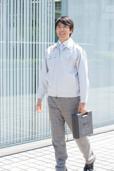 Guapo Profesional Japonés Hombre Negocios Sosteniendo Maletín Caminando Calle —  Fotos de Stock