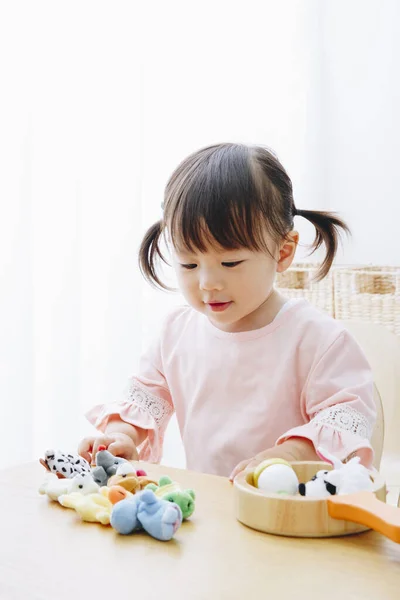 Foto Close Gadis Jepang Yang Lucu Bermain Dengan Mainan Interior — Stok Foto