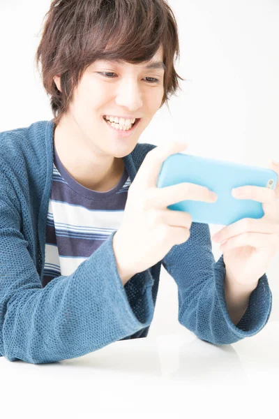 Japonský Muž Pomocí Mobilního Telefonu Bílém Pozadí — Stock fotografie