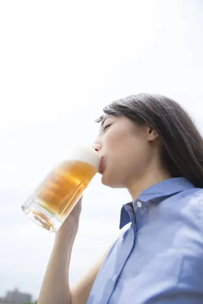 アジアの女性 ビールを飲む — ストック写真