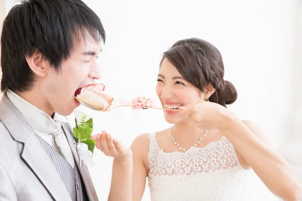 Vacker Glad Ung Brud Utfodring Vacker Brudgum Med Bröllopstårta — Stockfoto