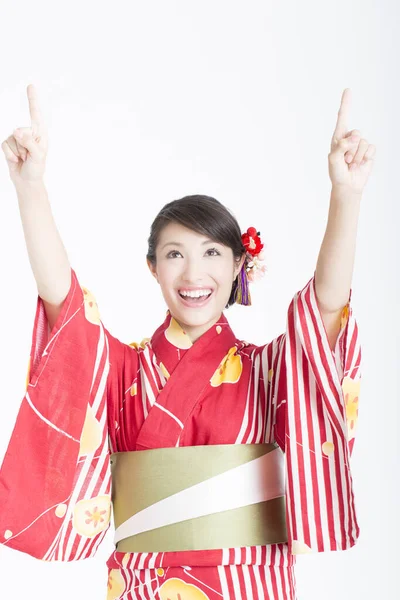 Retrato Una Hermosa Joven Con Tradicional Kimono Japonés Señalando — Foto de Stock