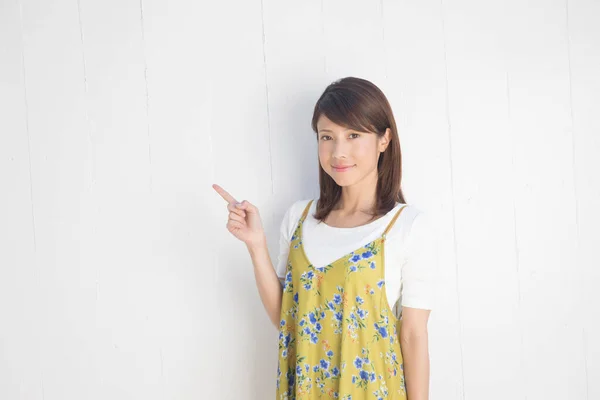 Beyaz Arka Planda Jest Yapan Yeşil Elbiseli Japon Kadın — Stok fotoğraf