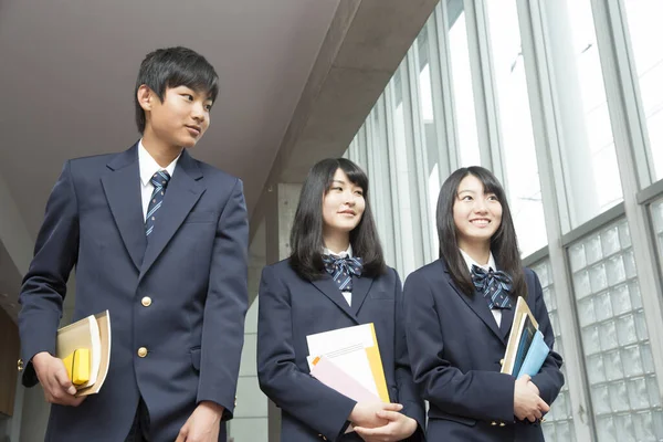 Jovens Alegres Estudantes Japoneses Com Livros Ensino Médio — Fotografia de Stock