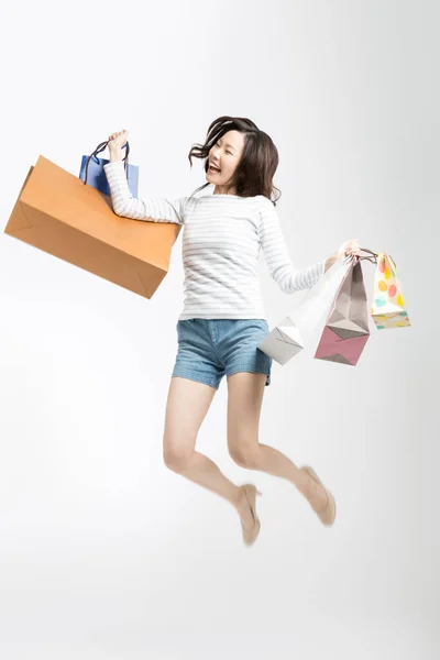 Studio Shot Hermosa Mujer Japonesa Saltando Con Bolsas Compras Sobre —  Fotos de Stock