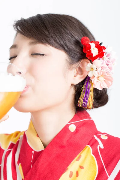 ビールを飲む日本の伝統的な服の若いアジアの女性 — ストック写真