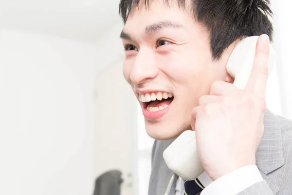 Portret Młodego Japońskiego Biznesmena Rozmawiającego Przez Telefon Biurze — Zdjęcie stockowe