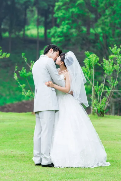 Portrait Young Asian Newlyweds Park — Stock Photo, Image