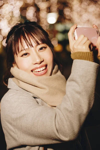 Geceleri Hoto 'yu götüren Asyalı kadının portresi.