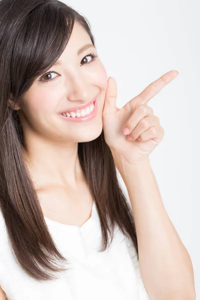 Jovem Bela Mulher Japonesa Apontando Com Dedo Fundo Branco — Fotografia de Stock
