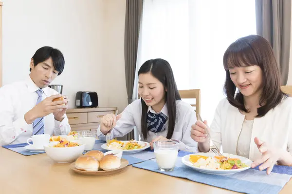 Японская Семья Трех Человек Завтракает Вместе Кухне — стоковое фото