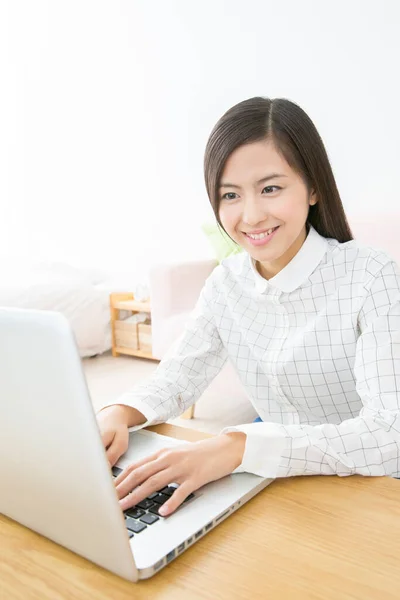 Genç Güzel Asyalı Kadını Dizüstü Bilgisayarla Çalışıyor — Stok fotoğraf
