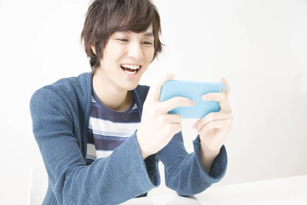 Japonský Muž Pomocí Mobilního Telefonu Bílém Pozadí — Stock fotografie