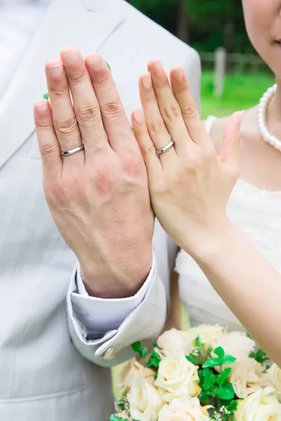 Руки Жениха Невесты Кольцами Закрыть — стоковое фото
