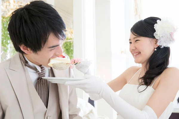 Vacker Glad Ung Bröllop Par Njuter Bröllopstårta Tillsammans — Stockfoto