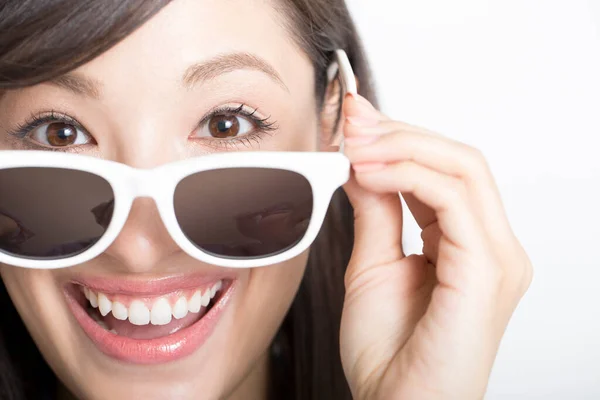Ung Vacker Asiatisk Kvinna Solglasögon Med Ett Leende Vit Bakgrund — Stockfoto