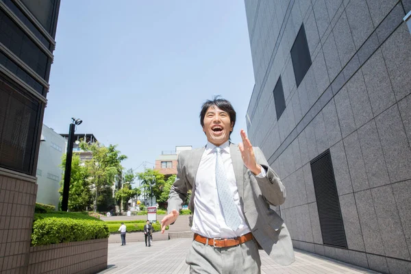 Yakışıklı Profesyonel Japon Adamı Sokakta Koşuyor — Stok fotoğraf