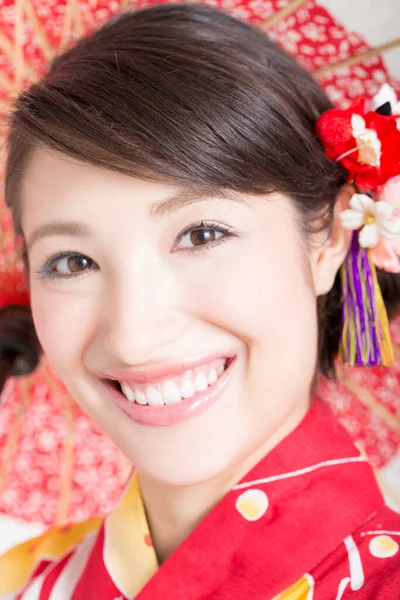 Портрет Азіатки Червоною Сукнею Посміхається — стокове фото