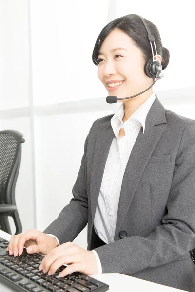 Asiático Operador Call Center Feminino Com Fone Ouvido — Fotografia de Stock