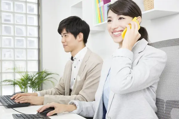 Bilgisayarla çalışma Asya iş adamları