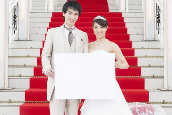 美しい若いアジアの結婚式のカップルは 空白のプラカードを保持し カメラで笑顔 — ストック写真