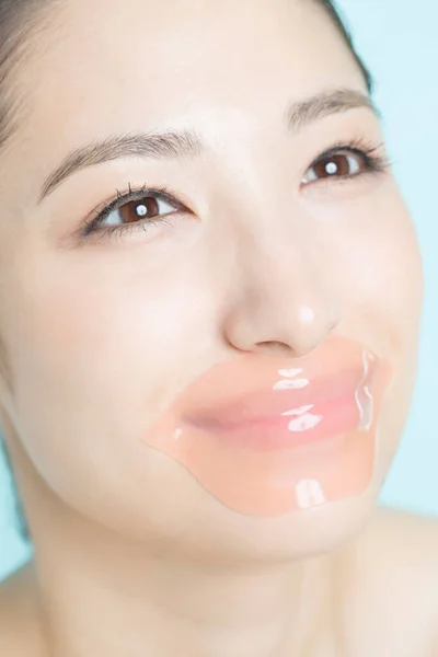 Mooie Aziatische Vrouw Met Roze Hydrogel Patch Haar Lippen Cosmetologie — Stockfoto