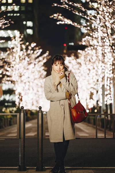 Краса Японська Жінка Осінньому Одязі Стоїть Вулиці Освітлений Міський Фон — стокове фото