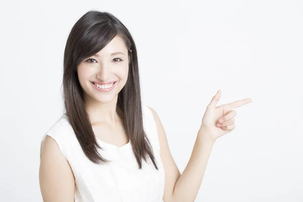 Jovem Bela Mulher Japonesa Feliz Apontando Com Dedo Fundo Branco — Fotografia de Stock