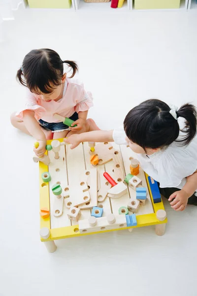 Крупним Планом Знімок Милих Японських Дівчат Які Грають Іграшками Домашньому — стокове фото