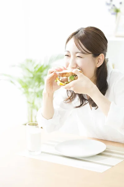 Giovane Donna Asiatica Mangiare Delizioso Sandwich — Foto Stock